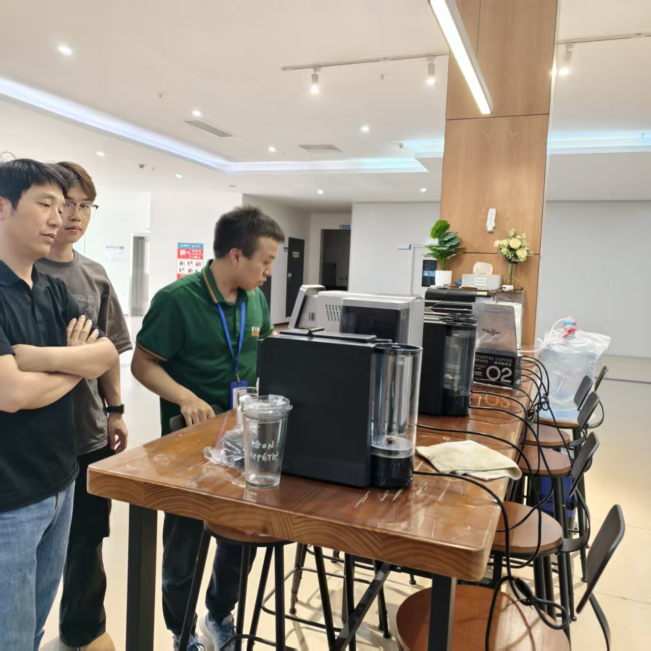 El director general d'Aosom E-COMMERCE INC., Tang, visita Seaver i inspecciona la màquina de cafè totalment automàtica SV205