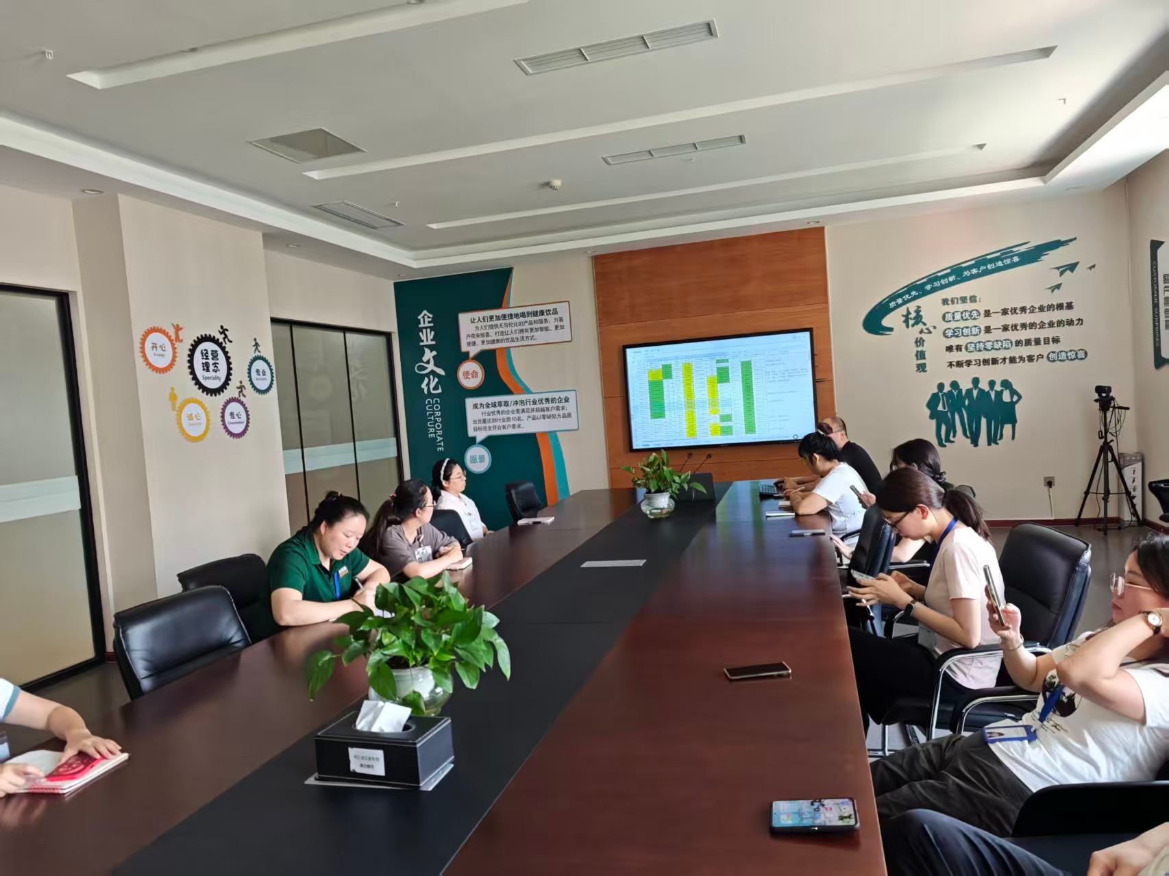 La reunió setmanal de revisió de la planificació de la producció de Seaver garanteix el lliurament puntual de la comanda de la màquina de cafè