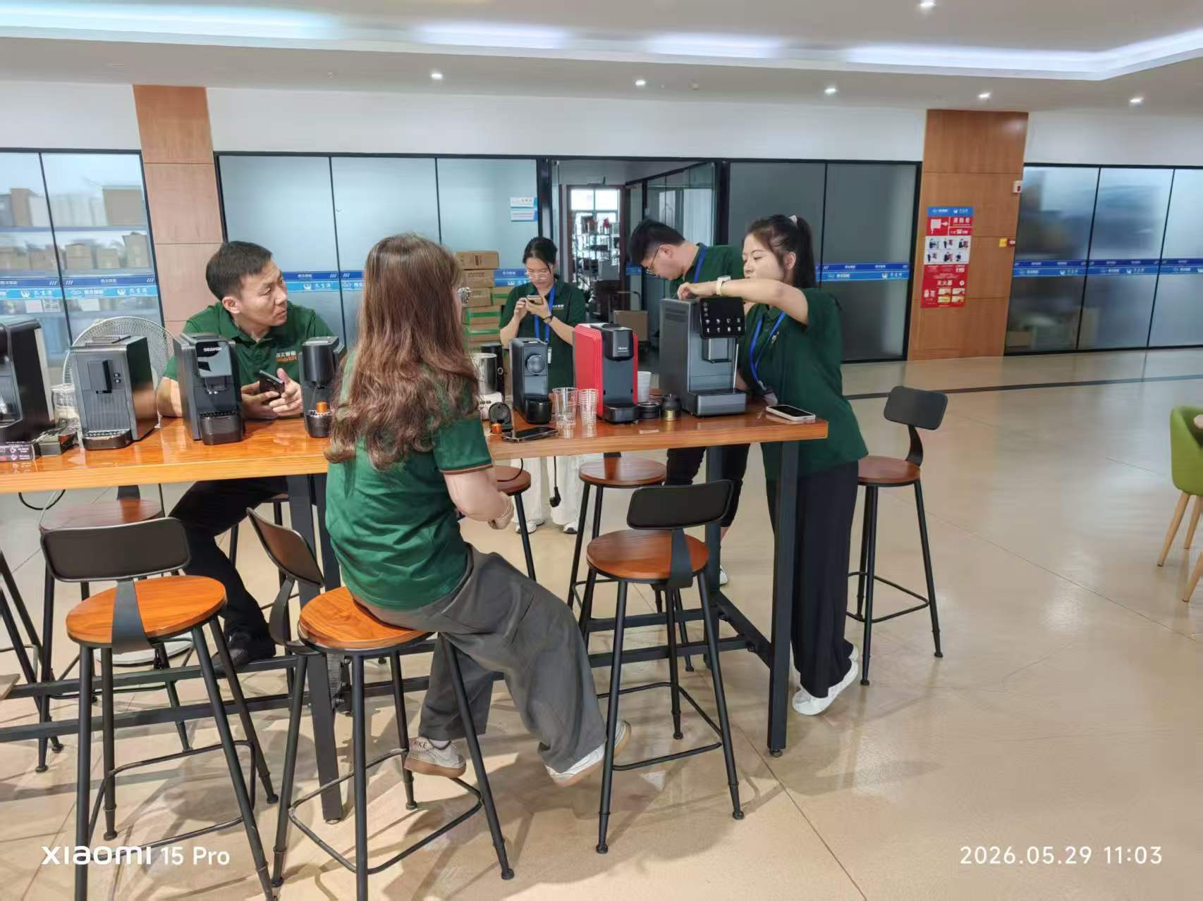 Com la formació de l'equip professional de la màquina de cafè augmenta el creixement de les comandes i la qualitat del servei?