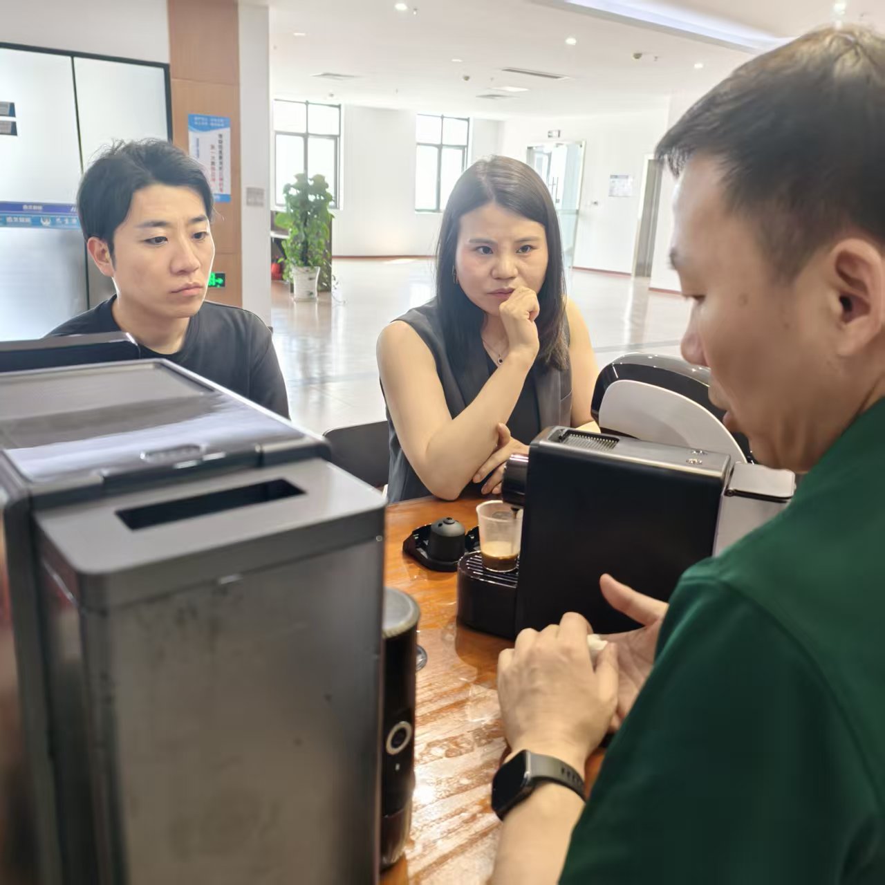 Per què el client japonès va visitar SEAVER per obtenir una màquina de cafè automàtica avançada i una cafetera portàtil?